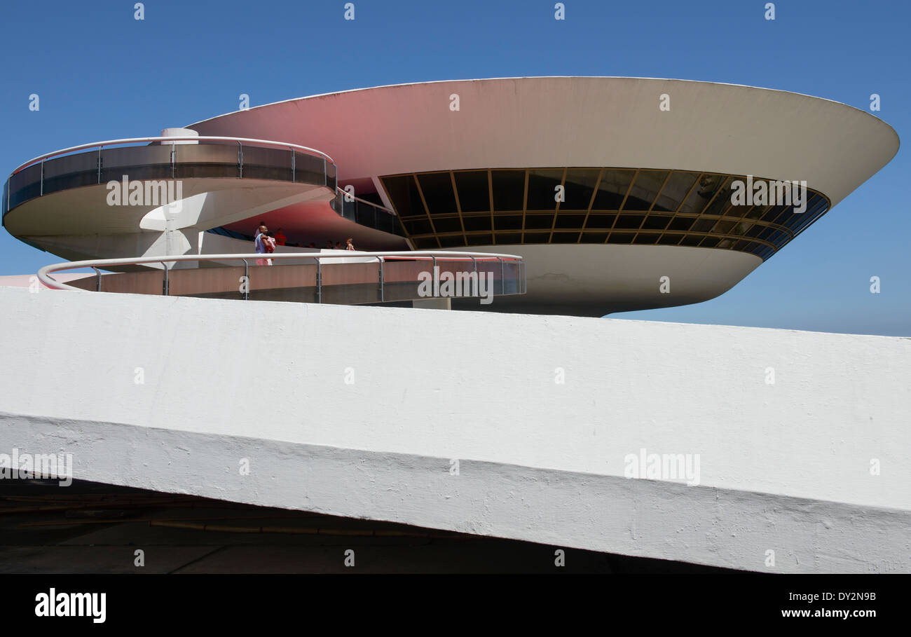 Museo di Arte Contemporanea di Niteroi, attraverso Baia Guanabara da Rio de Janeiro, Brasile Progettata da Oscar Niemeyer, Brasile Foto Stock