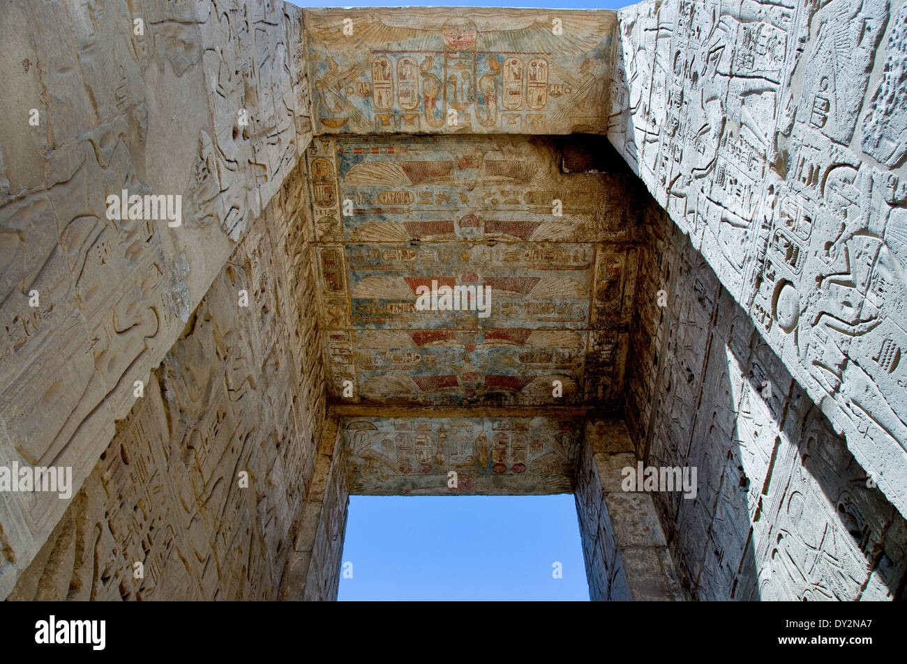 Tempio di Ramses III a Medinet Habu: rilievi e dipinti Foto Stock