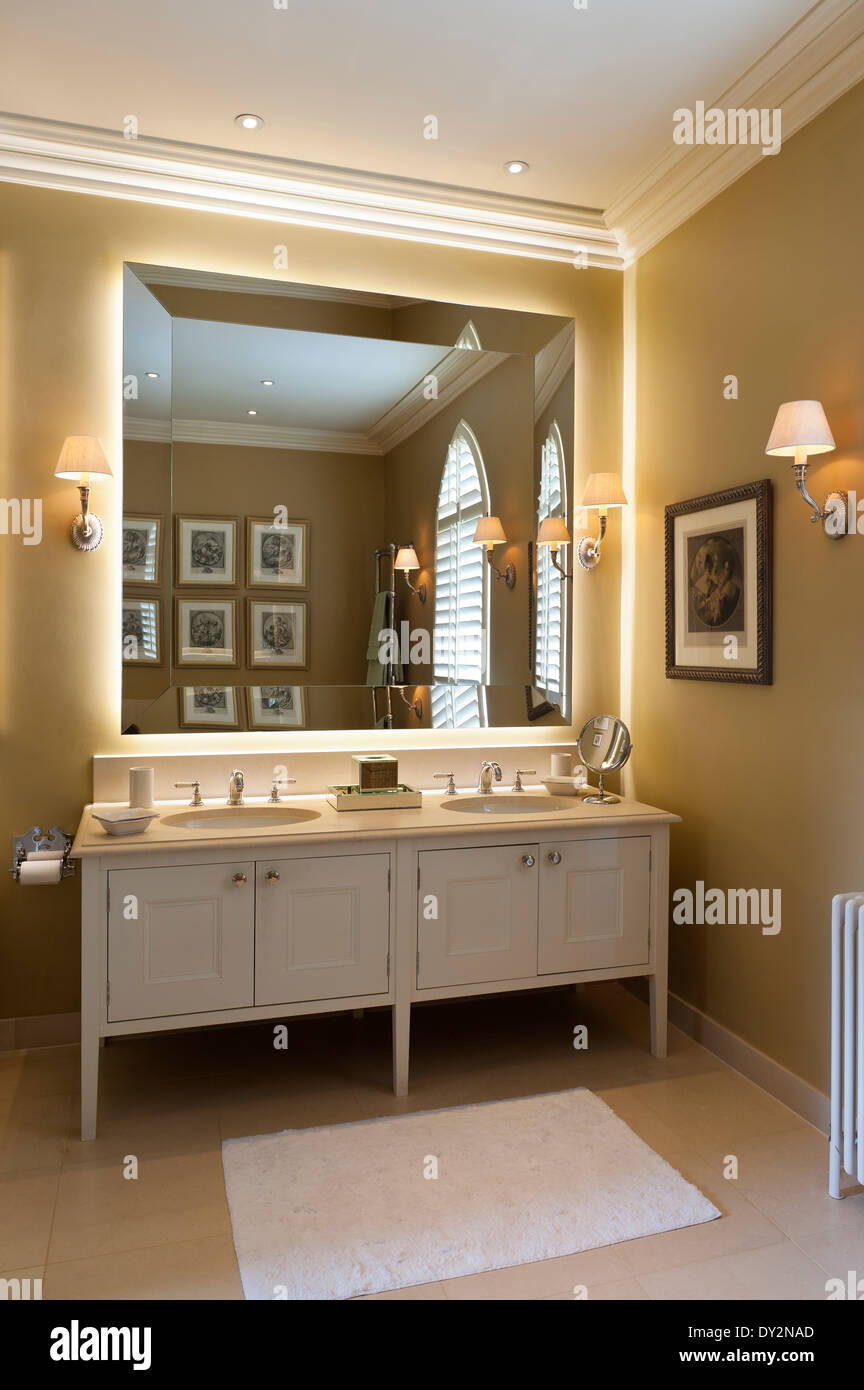 Un doppio calcare e rabboccato vanity in bagno al di sotto di un grande specchio fornito da Andrew Kenyon Foto Stock