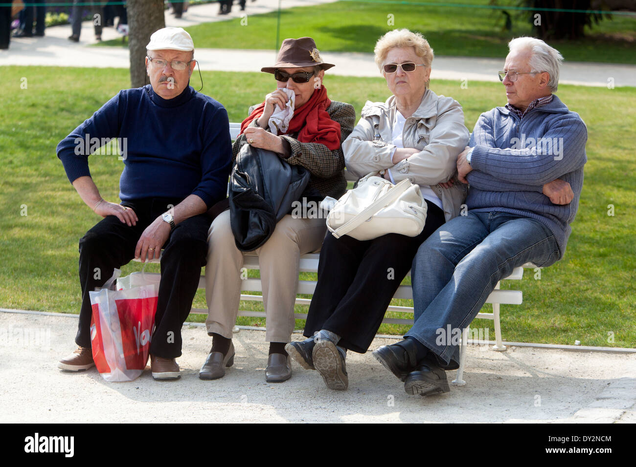 Anziani su una panchina nel parco, Praga, Repubblica Ceca gruppo di anziani su una panchina Foto Stock