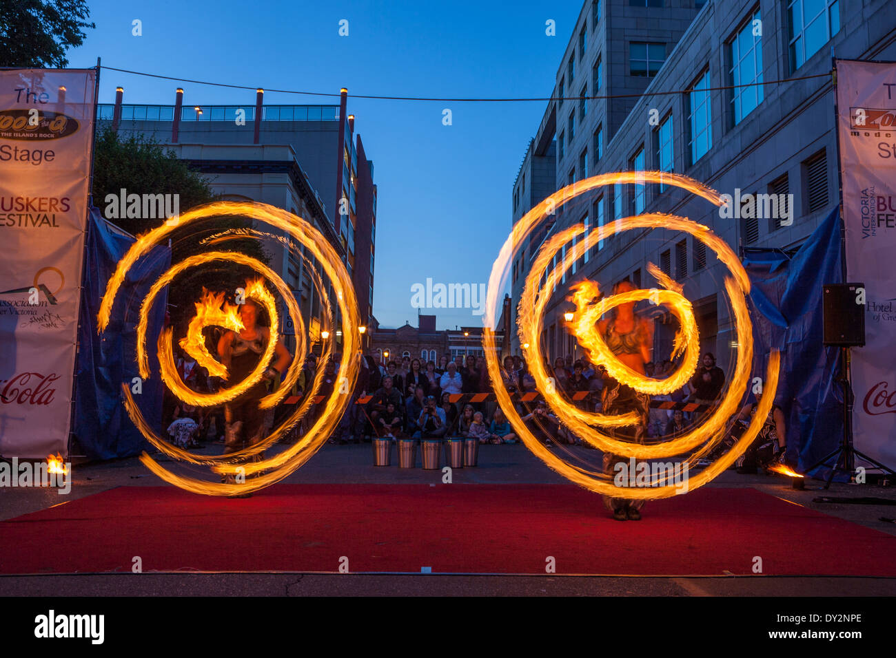 Fiamma di fuoco Oz ballerini intrattenimento presso il Victoria International Street Busker Festival-Victoria, British Columbia, Canada. Foto Stock