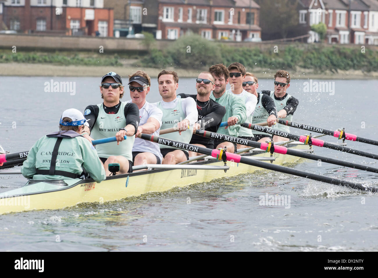 Il fiume Tamigi, Londra, Regno Unito. 03 apr 2014. Gita in pratica dalla Cambridge University Boat Club in preparazione per l'Università barca gara di domenica 6 aprile 2014. Blu CUBC equipaggio (Azzurro tops):- Cambridge Blue equipaggio:- Prua: Mike Thorp, 2: Juckett Luk, 3: Ivo Dawkins, 4: Steve Dudek, 5: Helge Gruetjen, 6: Matthew Jackson, 7: Joshua Hooper, corsa: Henry Hoffstot, Cox: Ian Middleton, Chief Coach: Steve Trapmore. © Azione Sport Plus/Alamy Live News Foto Stock