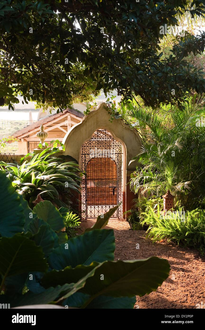 Gateway ornati a casa di Goa, India Foto Stock