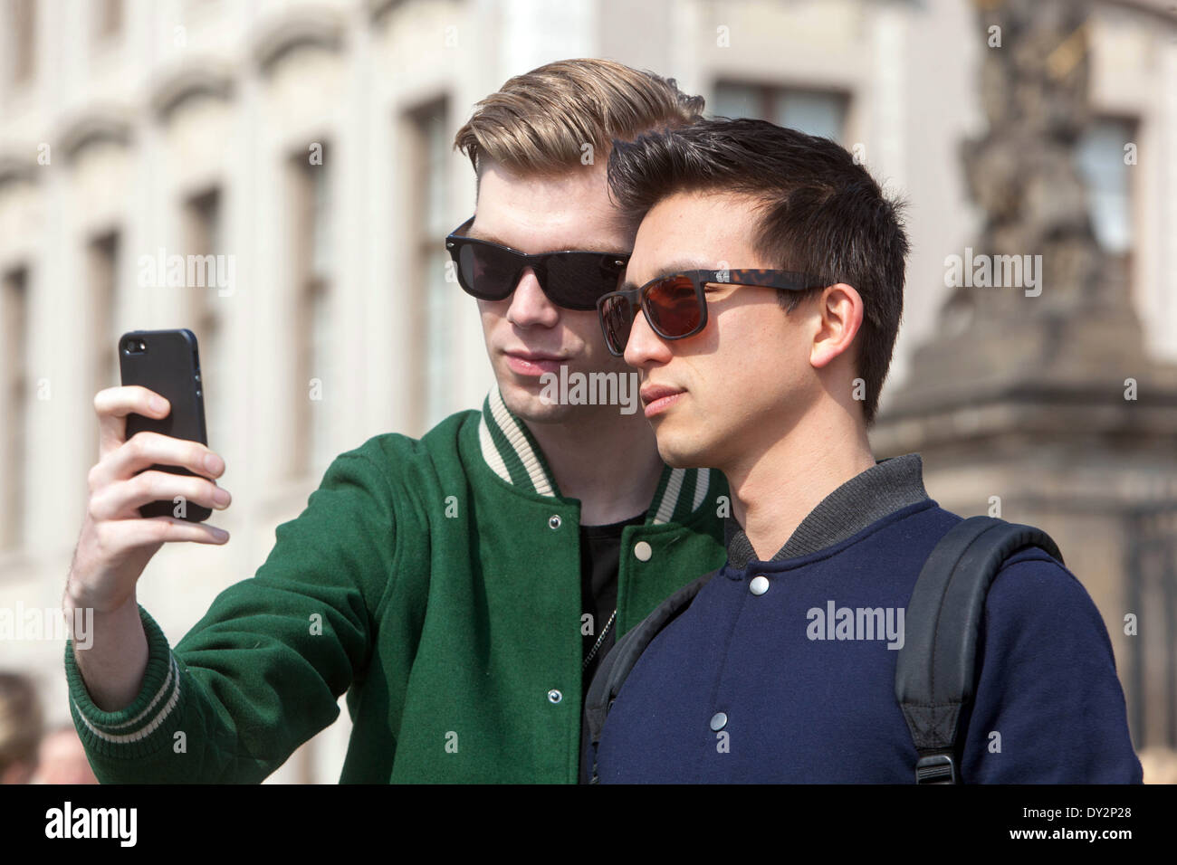 Due ragazzi uomini che prendono selfie, turisti Praga Repubblica Ceca Foto Stock