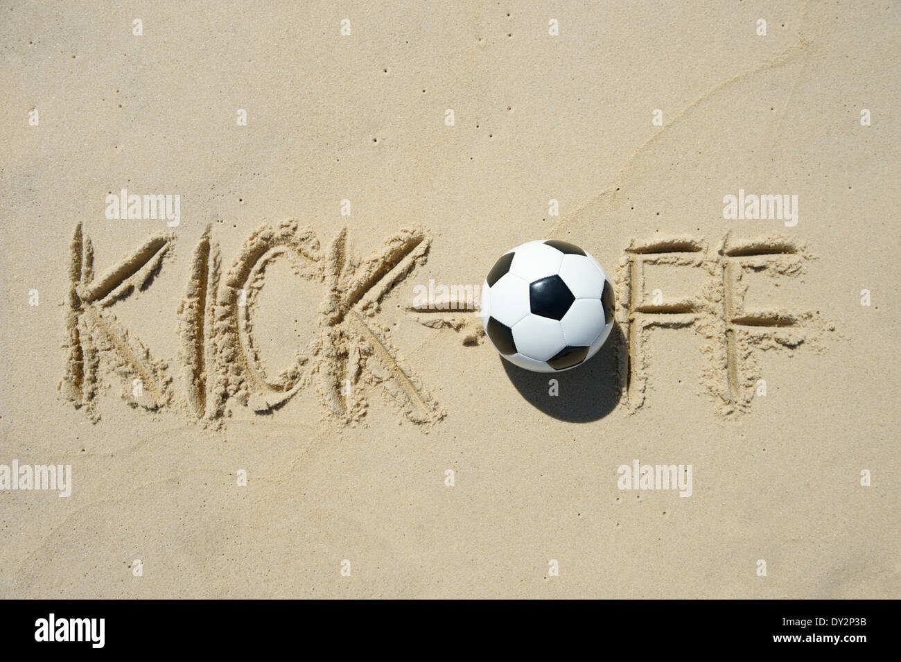 Coppa del Mondo di calcio Brasile kick-off manoscritte del messaggio in sabbia Foto Stock