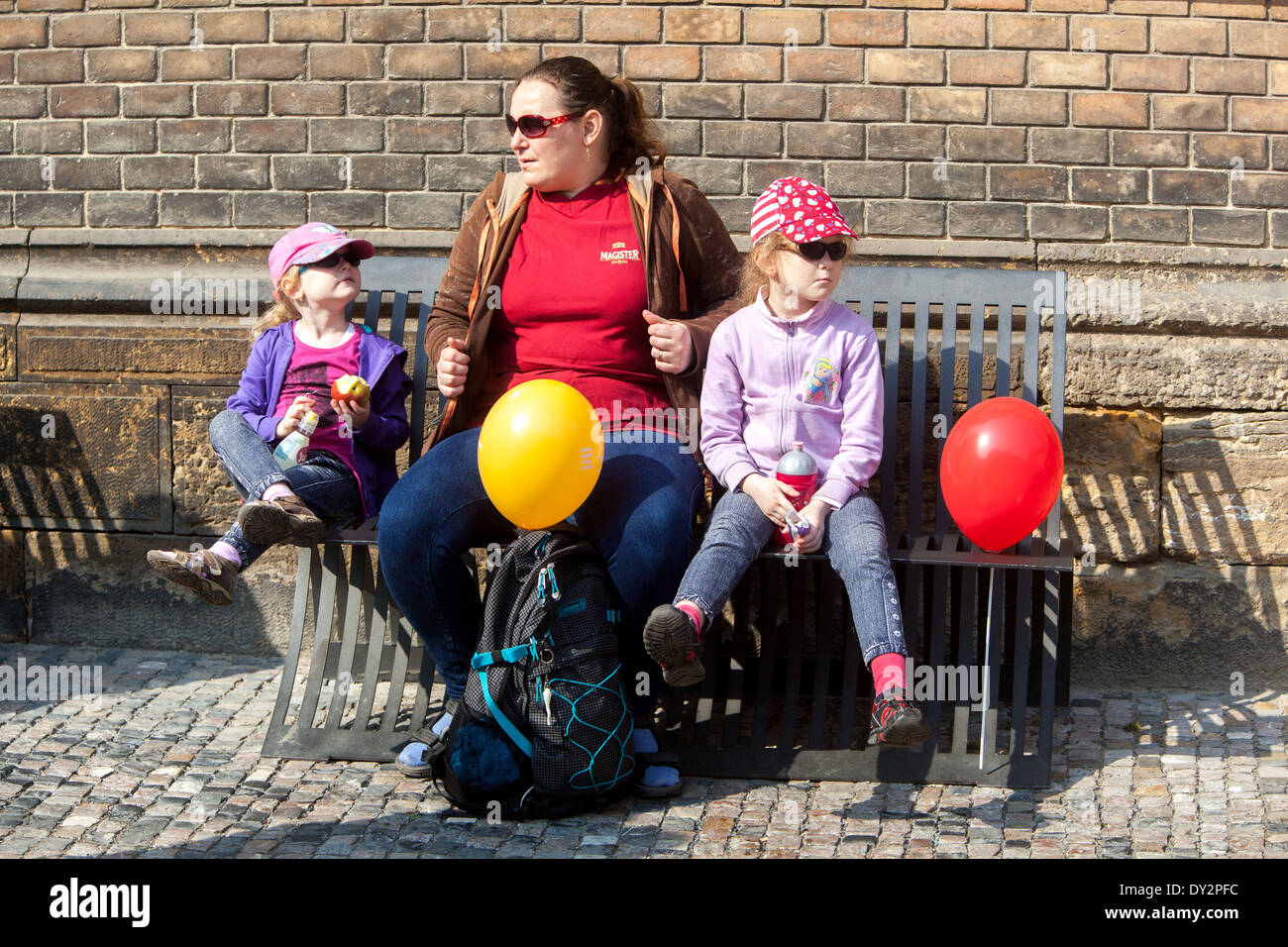 Madre con le figlie sul viaggio praga repubblica ceca Foto Stock