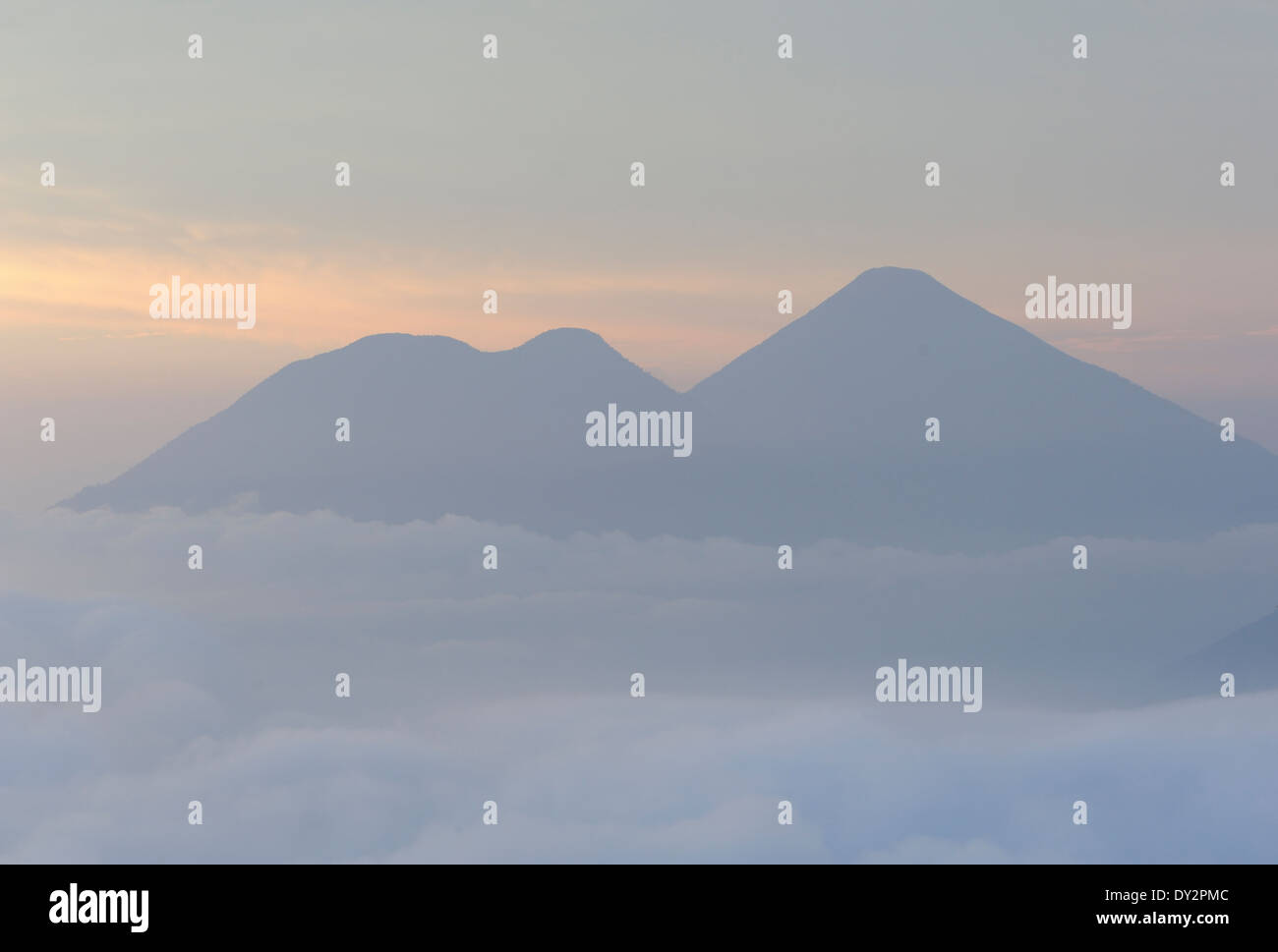 Volcan Toliman, 3153m, e dietro di esso, Volcan Atltlan, 3525m sul lago Atitlan, nascosto dal cloud, Foto Stock