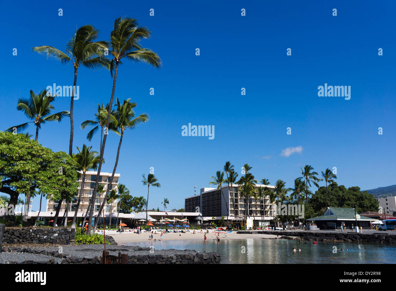 Kailua lungomare e dalla spiaggia e a re Kamehameha's Kona Beach Hotel. Kailua-Kona, la Big Island, Hawaii, Stati Uniti d'America. Foto Stock