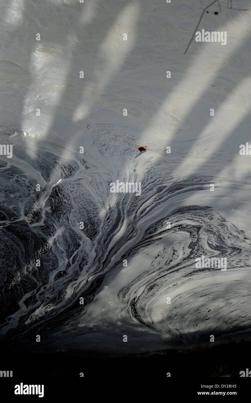 Acqua e ombra. moto vorticoso di schiuma sul fiume. Foto Stock