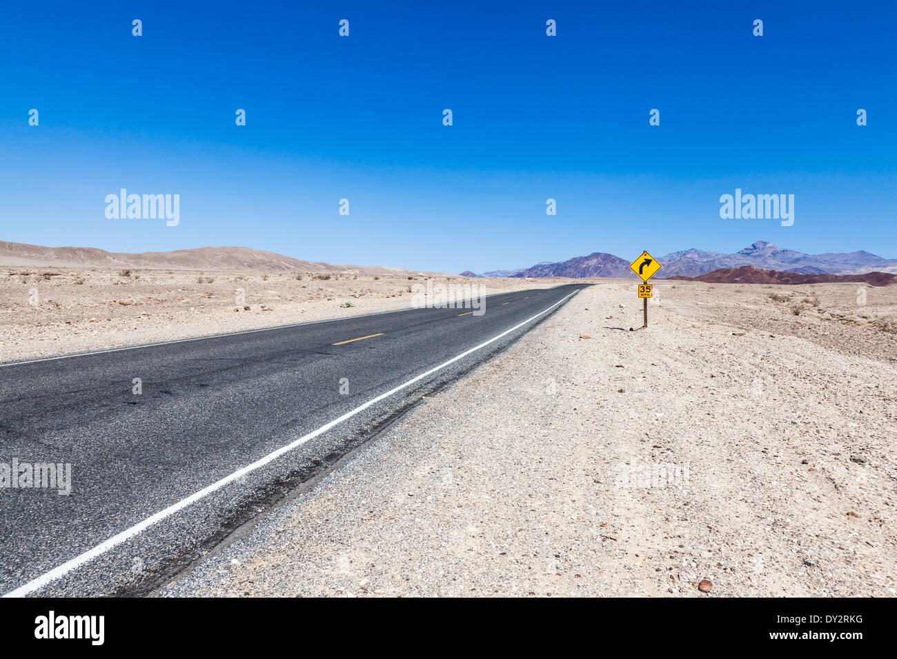 Prospettiva della strada nel mezzo della Valle della Morte del deserto, STATI UNITI D'AMERICA Foto Stock