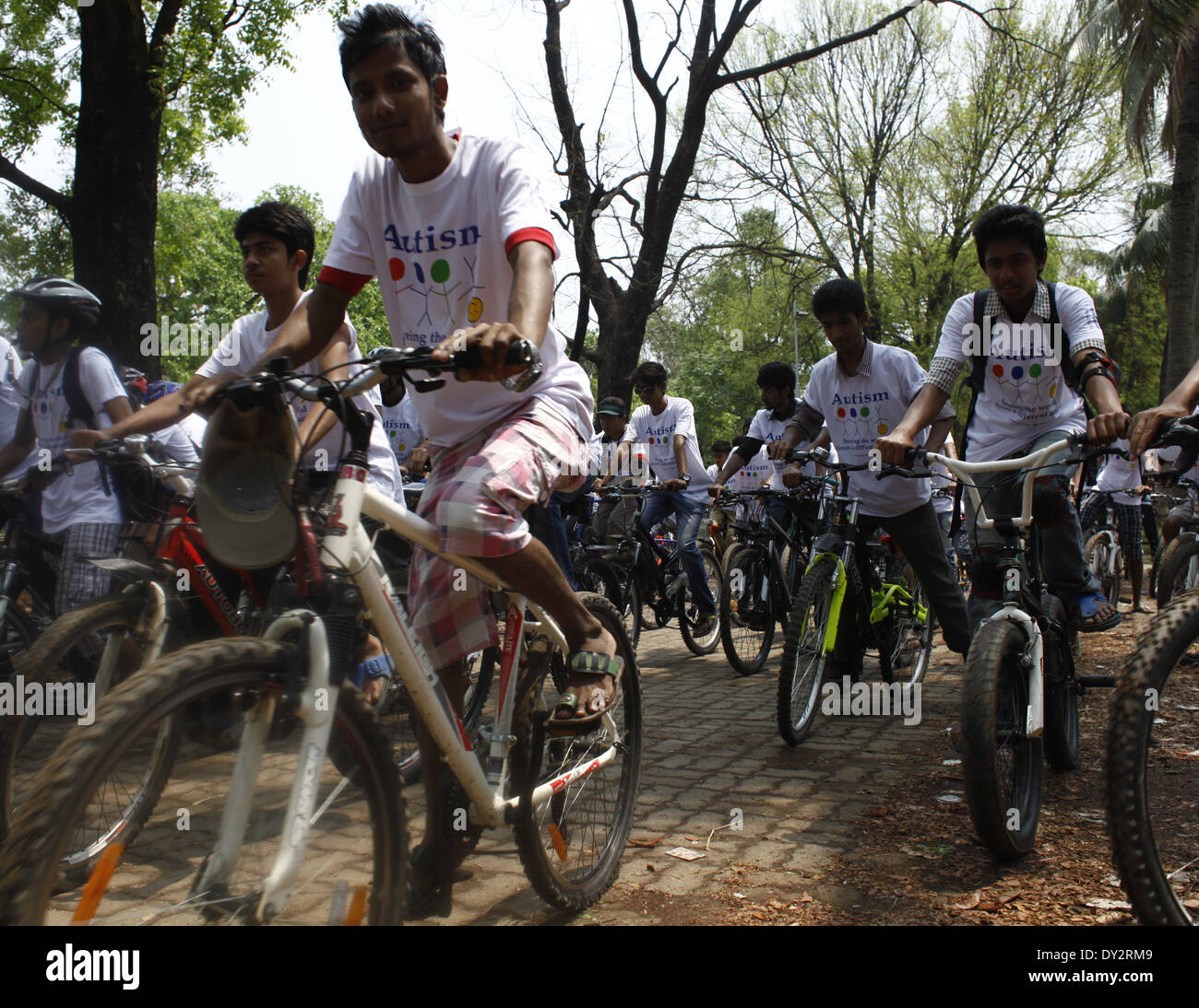 Dacca in Bangladesh. 4 apr, 2014. Bangladesh Ciclismo Club realizzato un bi-cycle rally sul ocation del mondo autismo Consapevolezza Giorno 2014 a Sohrawardi Uddayan, Dhaka, in data 4 aprile 2014. Il traffico è uno dei più fastidiosi problemi in Bangladesh ha preso una grave forma nella città di Dhaka. Questo problema è il risultato di una rapida crescita della popolazione e il crescente numero di veicolo. Credito: Zakir Hossain Chowdhury/NurPhoto/ZUMAPRESS.com/Alamy Live News Foto Stock