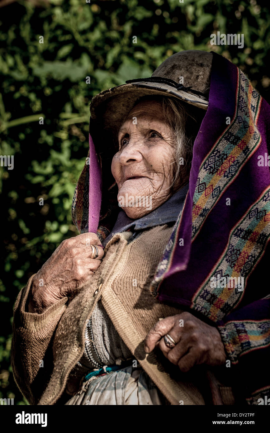 Una vecchia donna locale con una faccia a spiovente. Huaraz, Perù. Foto Stock
