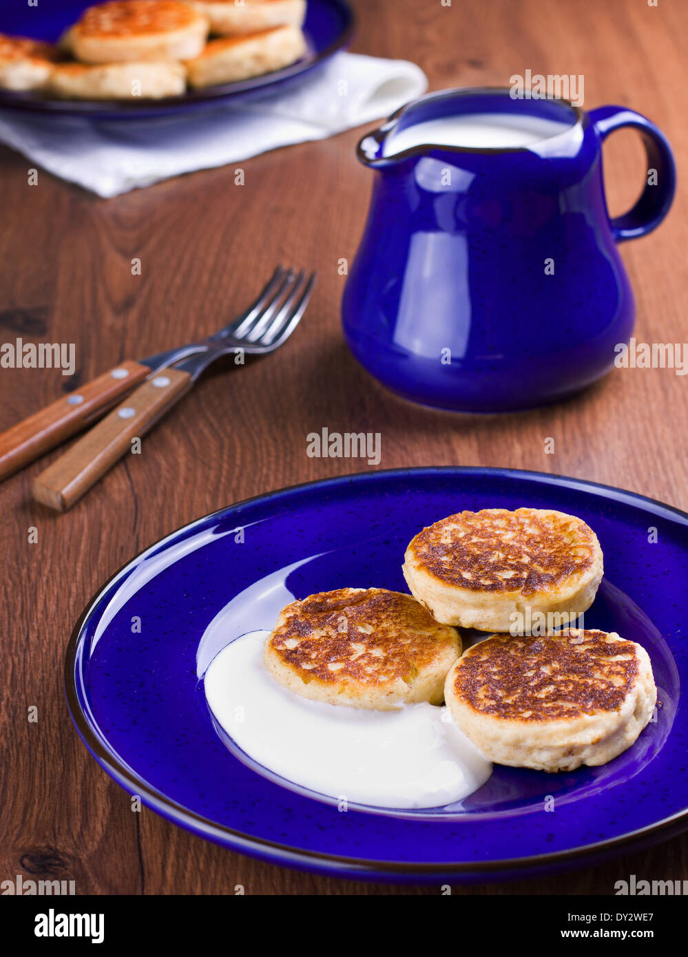 Cottage cheese frittelle con panna acida Foto Stock