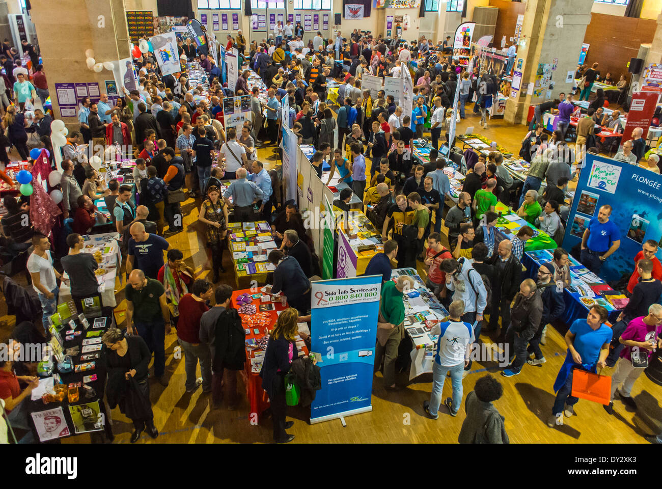 Parigi, Francia, LGBT Gay organizzazione commerciale annuale mostra, 'le prin-temps des Associations', dall'Inter-LGBT, bancarelle, AIDS informazioni, "Espace de Blancs Manteaux' Foto Stock