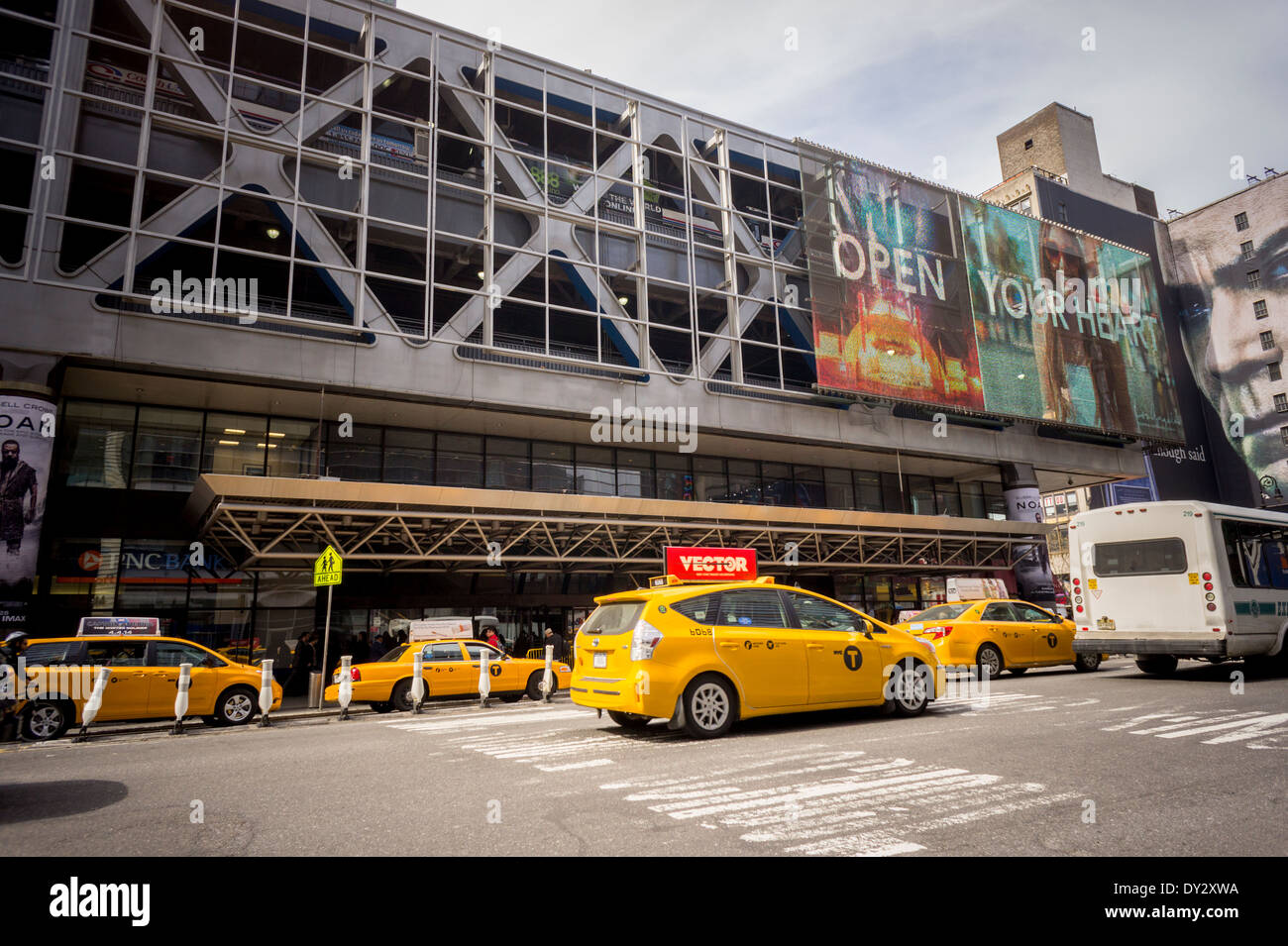 Il traffico passa la deprimente, criminalità-ridden Port Authority Bus Terminal in midtown Manhattan a New York Foto Stock