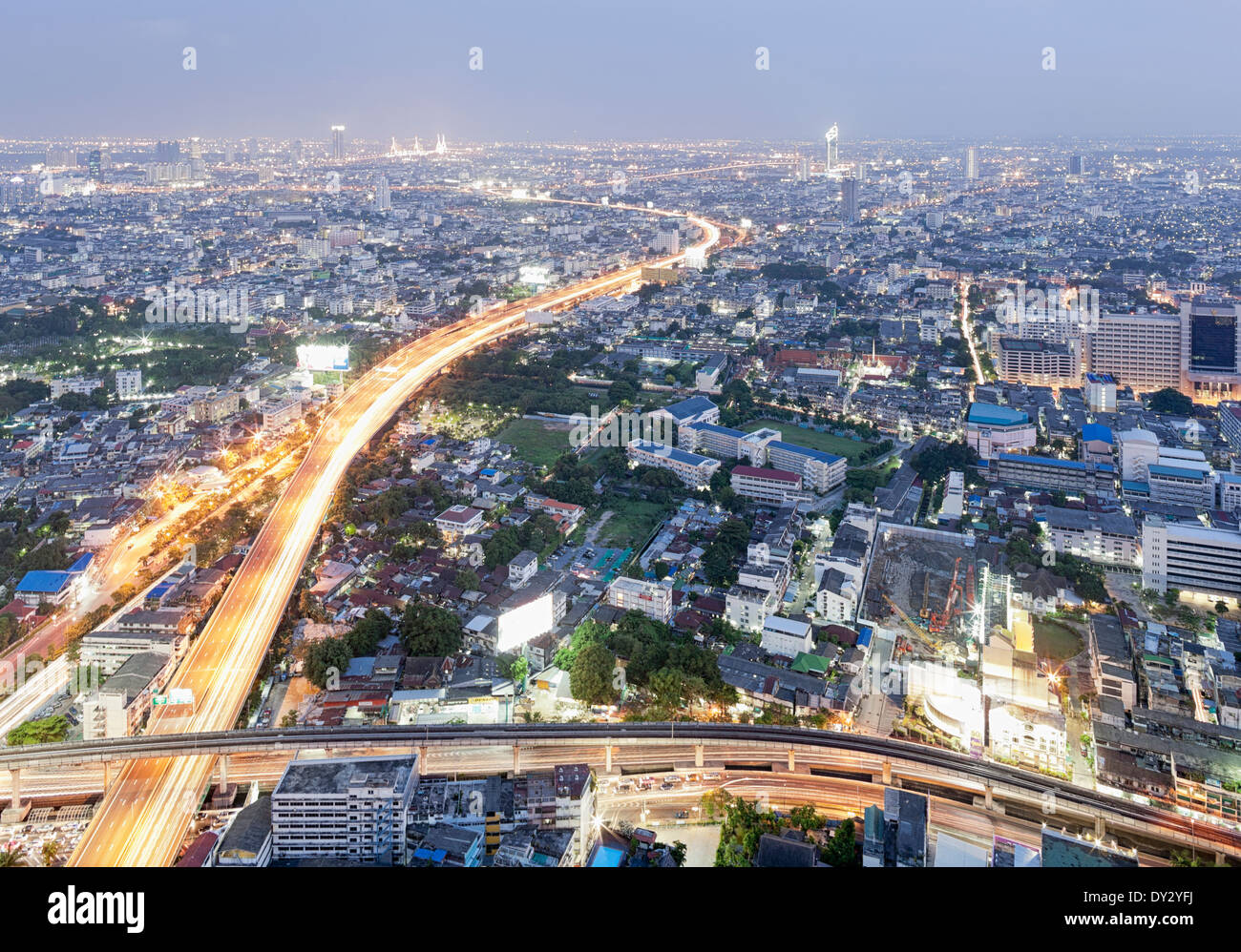 Bangkok, Thailandia, Sud-est asiatico. La città al tramonto visto dalla Torre di Stato, Silom District Foto Stock