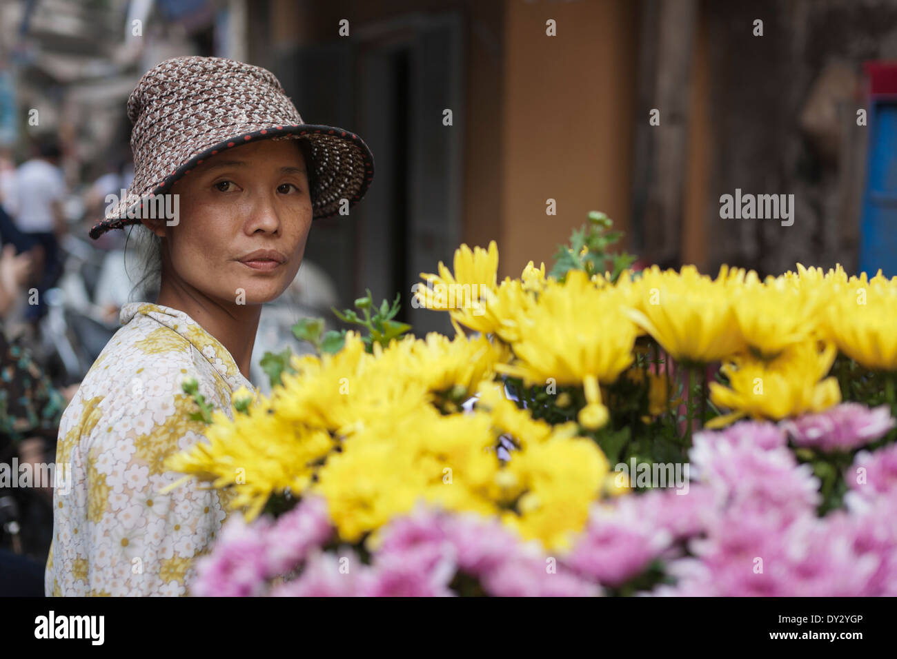 Hanoi, Vietnam. Venditore di fiori, strada del mercato nella Città Vecchia Foto Stock