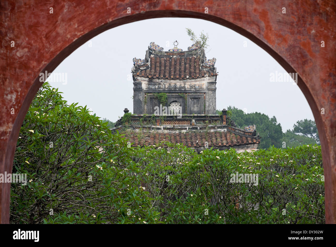 Tonalità, Vietnam, vista verso la Stele Pavillion presso la tomba di Tu Duc Foto Stock