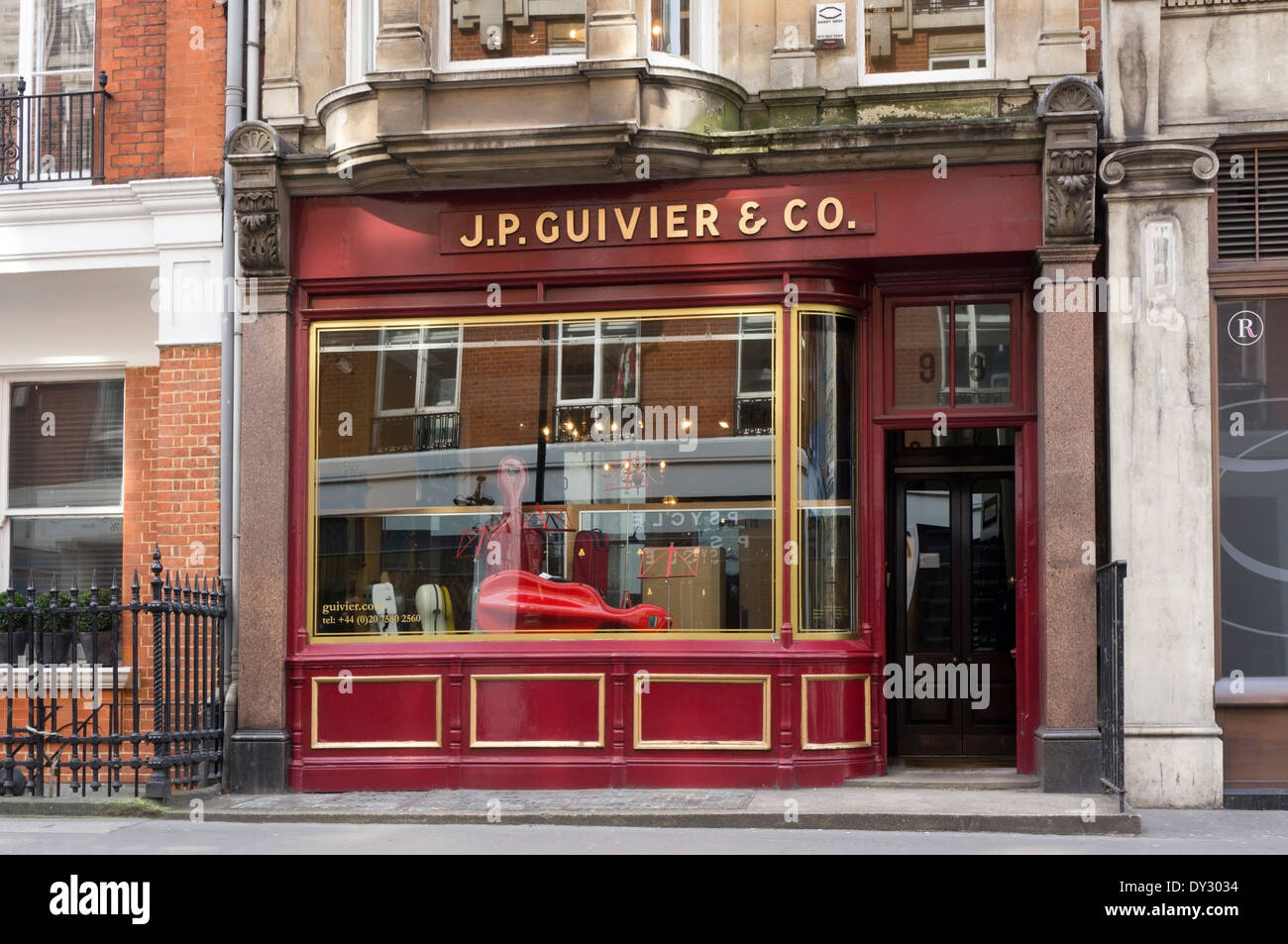 I locali di J P Guivier & Co, concessionari e restauratori di violini e altri strumenti a corda. Foto Stock