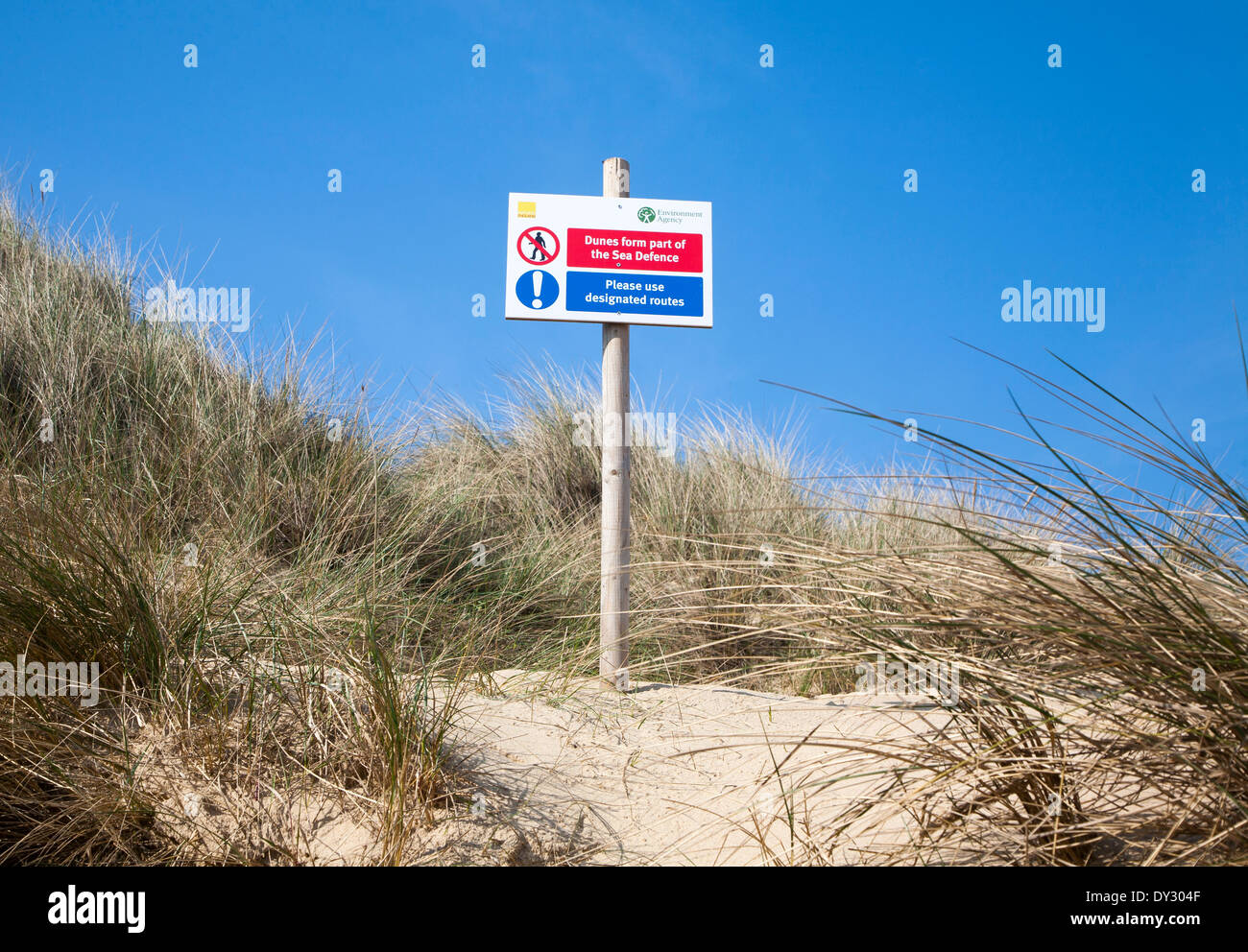 Segno per informare che le dune di sabbia sono parte della difesa del mare e di utilizzare percorsi designati, Horsey, Norfolk, Inghilterra Foto Stock