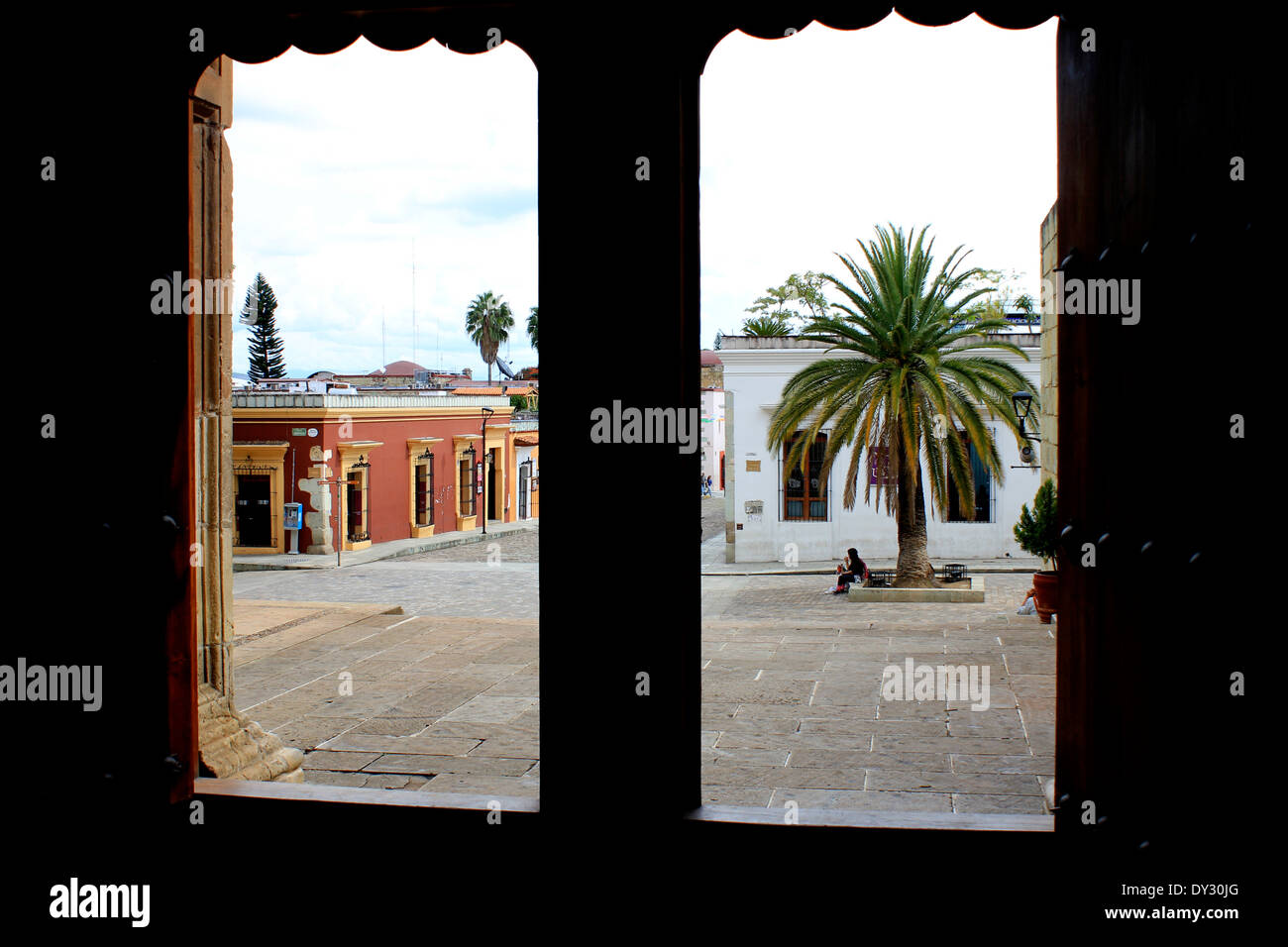 Guardando fuori dalla porta principale della chiesa di Santo Domingo de Guzman al quadrato al di fuori, Oaxaca, Messico Foto Stock