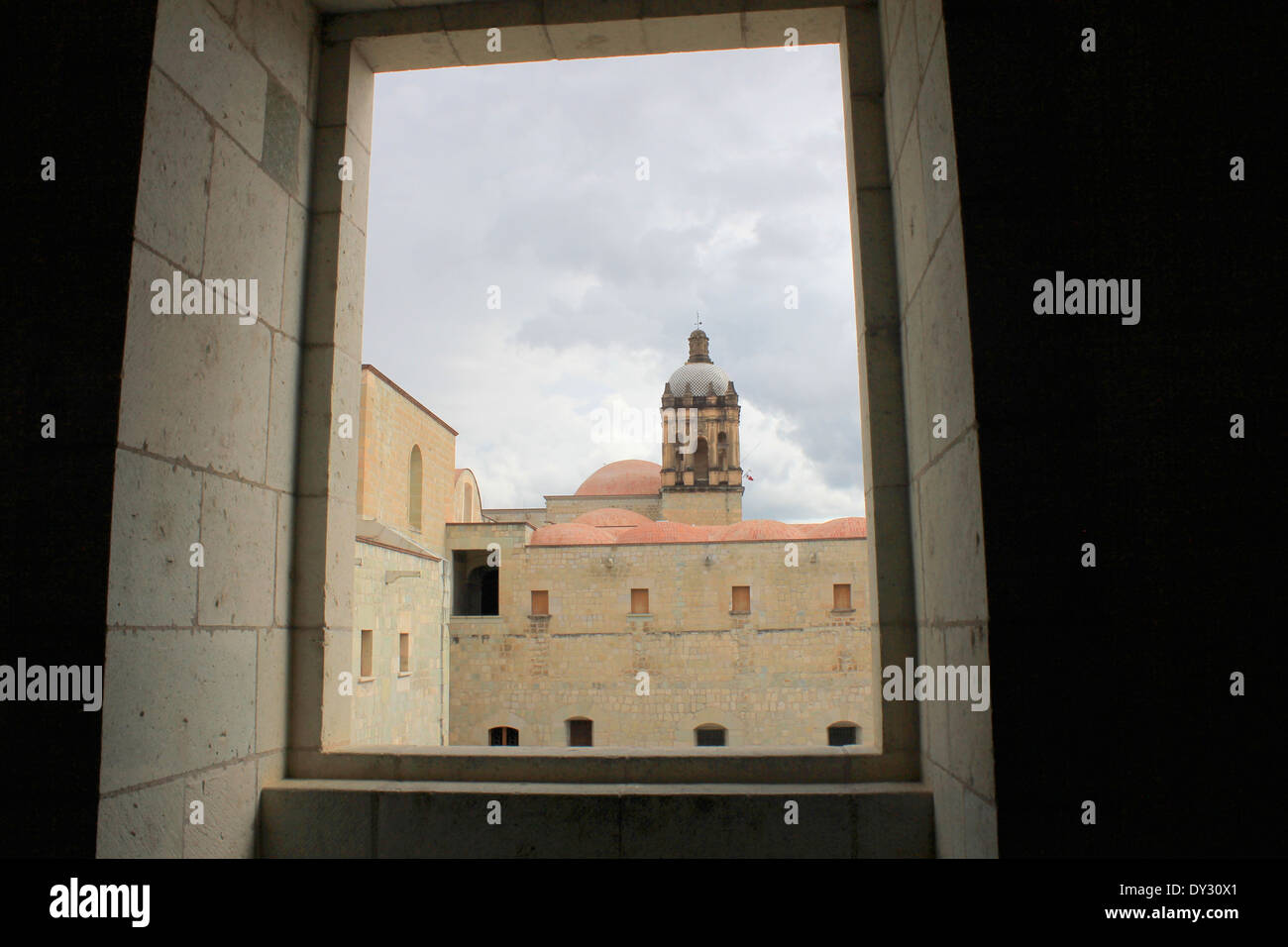 Chiesa di Santo Domingo de Guzman e monastero incorniciato in una finestra, Oaxaca, Messico Foto Stock