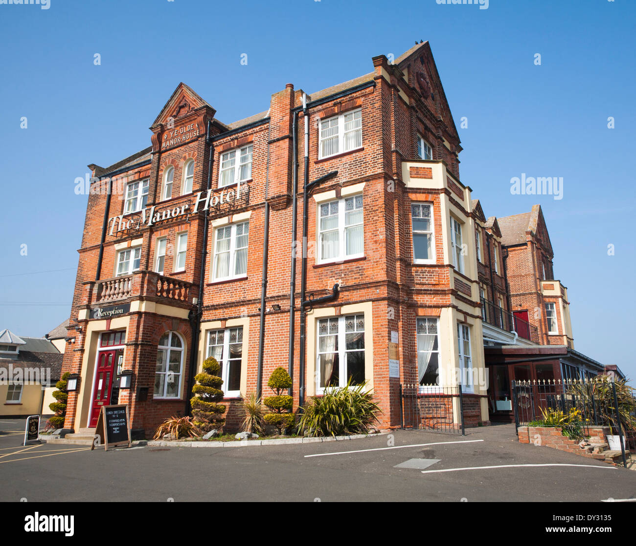 Architettura vittoriana del Manor Hotel edificio, Mundesley, Norfolk, Inghilterra aperto nel 1900 l'architetto Giovanni Bond Pearce Foto Stock