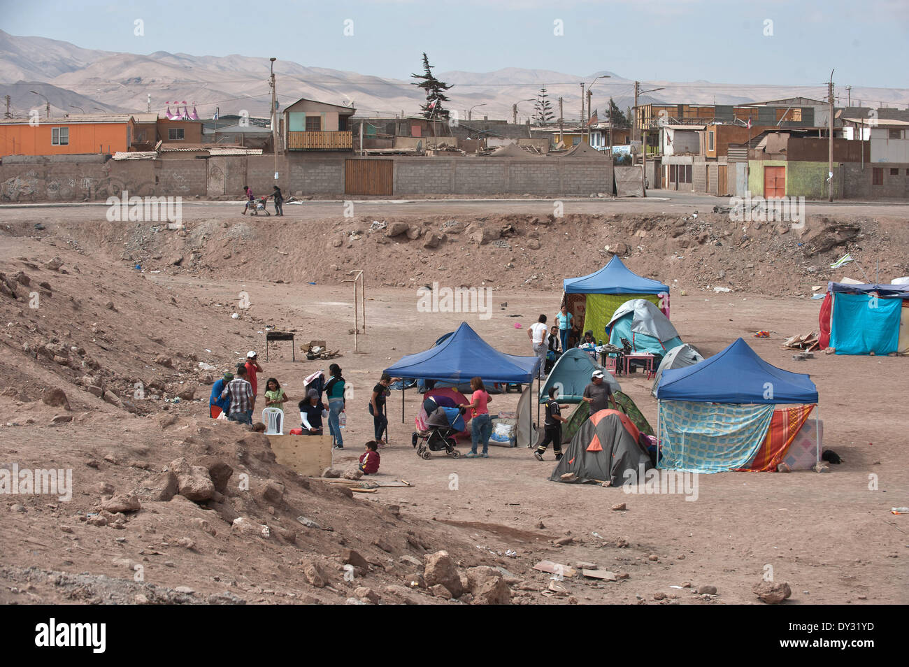 Alto Hospicio, Cile. 4 apr, 2014. Le persone rimangono in campeggio in un settore di alto Hospicio, provincia di Iquique, il 4 aprile 2014. Il sistema di allarme precoce centro dell'emergenza nazionale ufficio (Onemi, per il suo acronimo in spagnolo) ha detto che ci sono stati circa centinaia di scosse di assestamento registrate attraverso giovedì nel nord del Cile, che ha colpito le regioni di Arica, Parinacota, e Tarapaca. Credito: Jorge Villegas/Xinhua/Alamy Live News Foto Stock