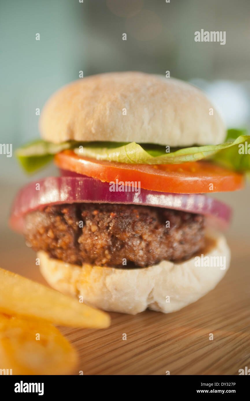 Hamburger classico con insalata in un pane bianco bun Foto Stock