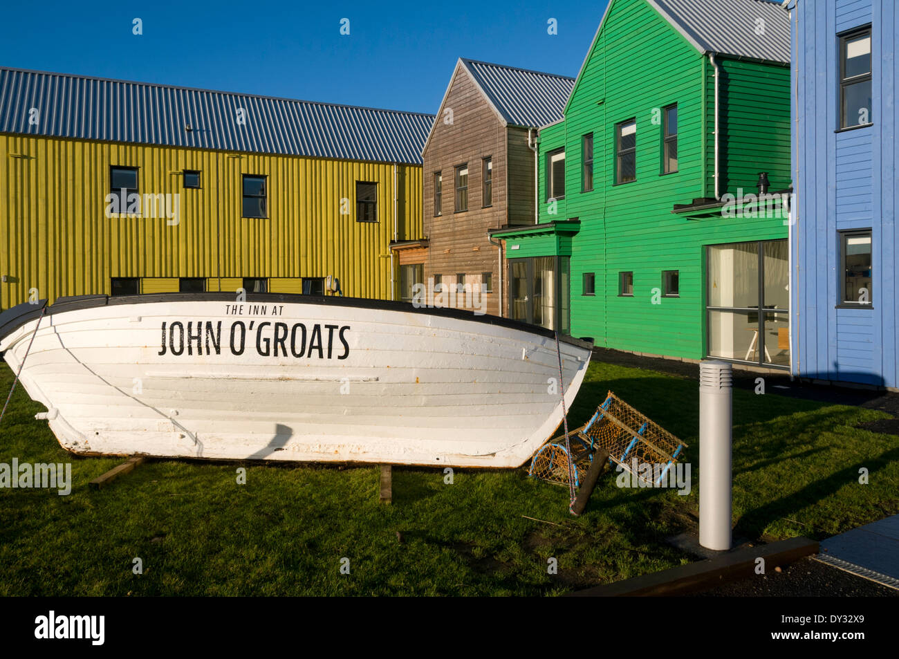 Vivacemente colorato 'Scandinavian stile' estensione dell'albergo a John O' Semole, Caithness in Scozia, Regno Unito Foto Stock