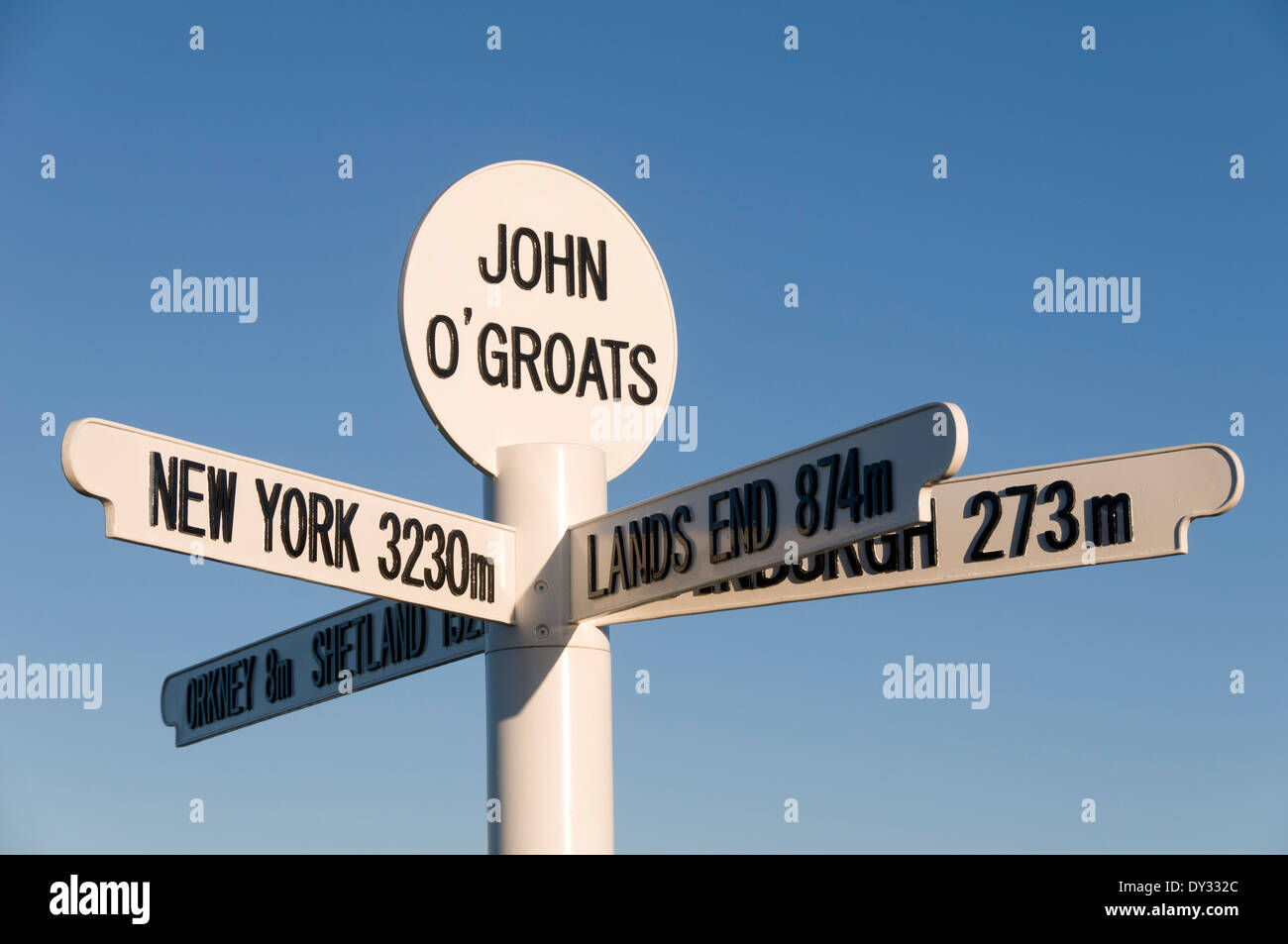Il segno fingerpost a John O' Semole, Caithness in Scozia, Regno Unito Foto Stock
