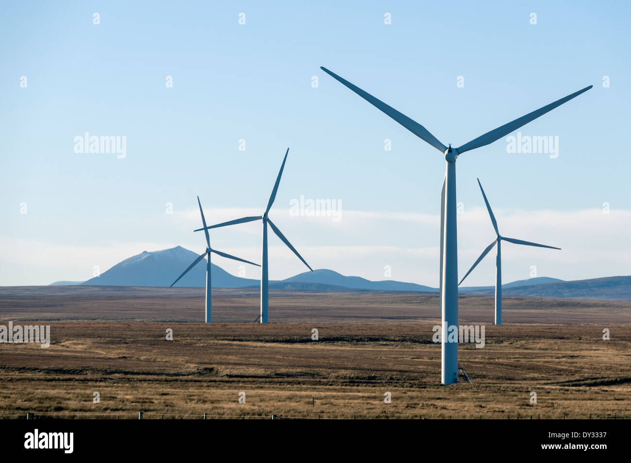 Causeymire wind farm e le colline del sud di Caithness. Caithness in Scozia, Regno Unito Foto Stock