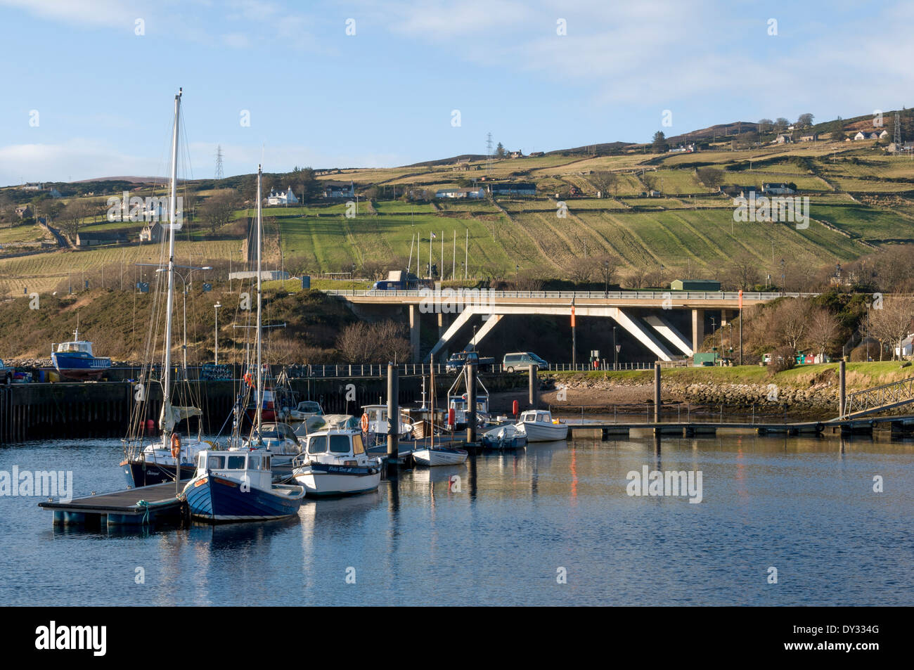 Il porto e il ponte stradale A9 a Helmsdale, Sutherland, Scozia, Regno Unito. Foto Stock