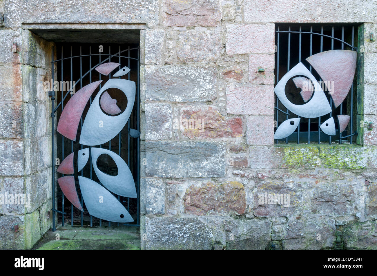 Sculture sulla Ice House, Helmsdale, Sutherland, Scozia, Regno Unito. Dell'artista Ruth MacDougall e dello scultore Sam Barlow. Foto Stock