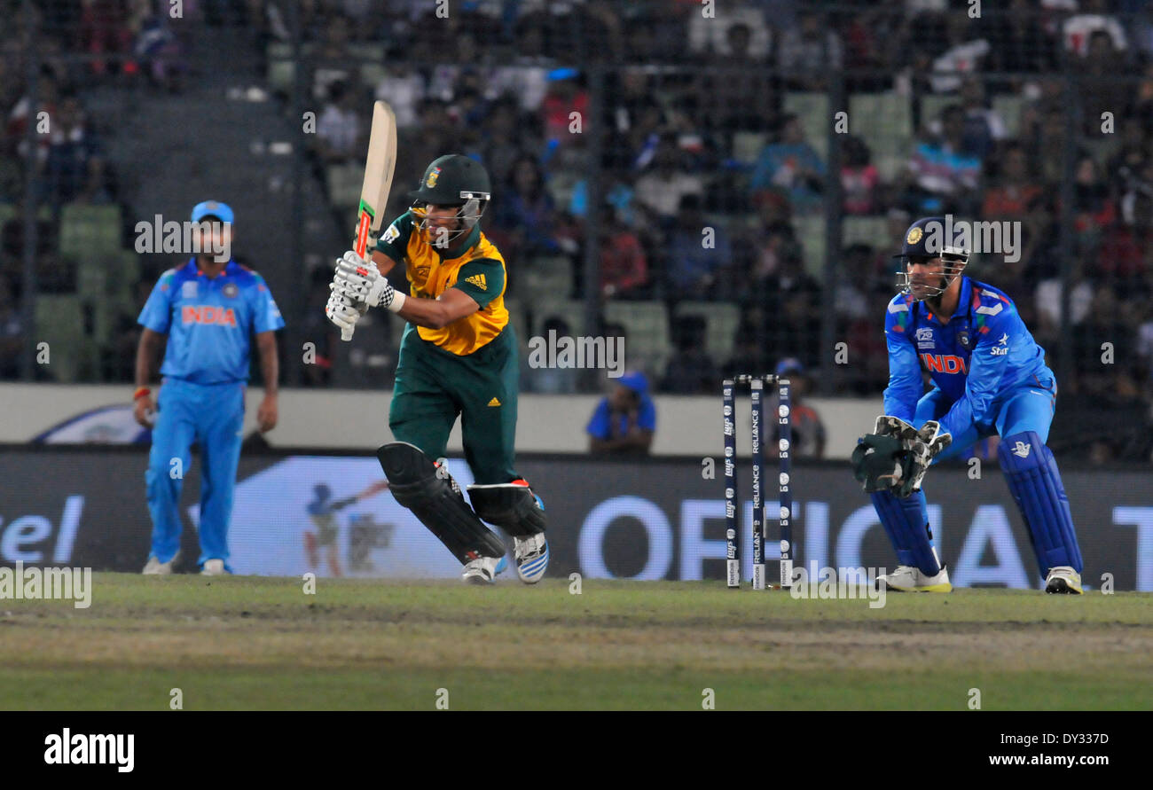 Dacca in Bangladesh. 4 apr, 2014. In Sud Africa il battitore JP Duminyplays un colpo (C) svolge un colpo durante l'ICC venti20 la Coppa del Mondo di cricket semi-finale di partita contro l'India a Sher-e-Bangla National Stadium a Dhaka, nel Bangladesh, 4 aprile 2014. Credito: Shariful Islam/Xinhua/Alamy Live News Foto Stock