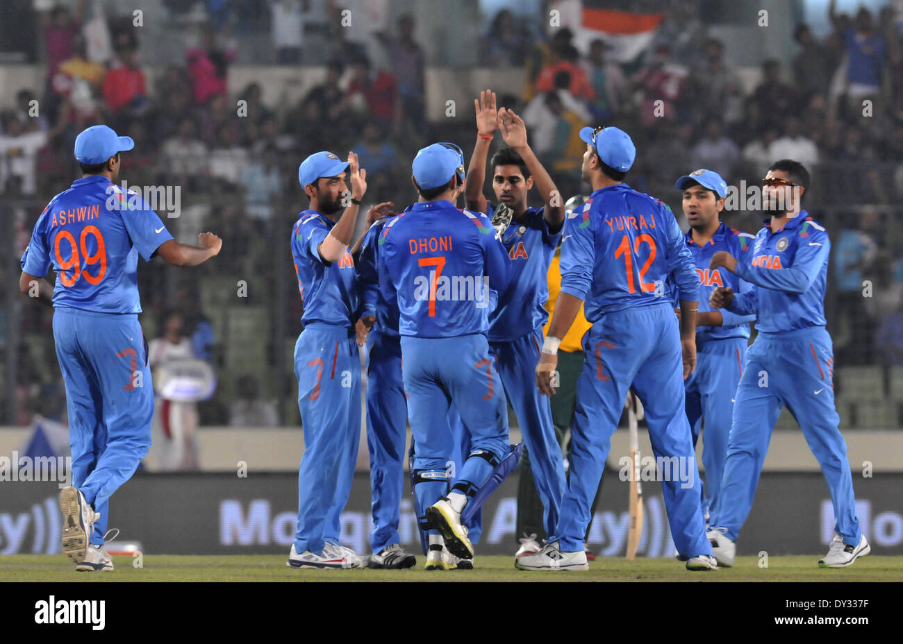 Dacca in Bangladesh. 4 apr, 2014. I giocatori di India celebrare durante l'ICC venti20 la Coppa del Mondo di cricket semi-finale di partita contro il Sud Africa a Sher-e-Bangla National Stadium a Dhaka, nel Bangladesh, 4 aprile 2014. Credito: Shariful Islam/Xinhua/Alamy Live News Foto Stock