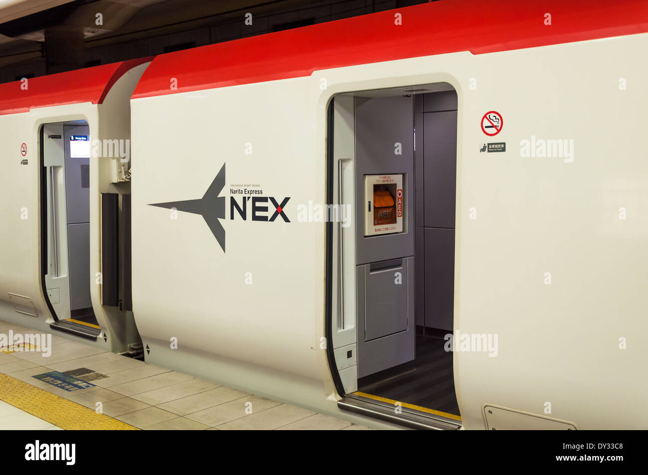 Imbarco il NEX Treno dall'Aeroporto Narita al centro di Tokyo. Foto Stock