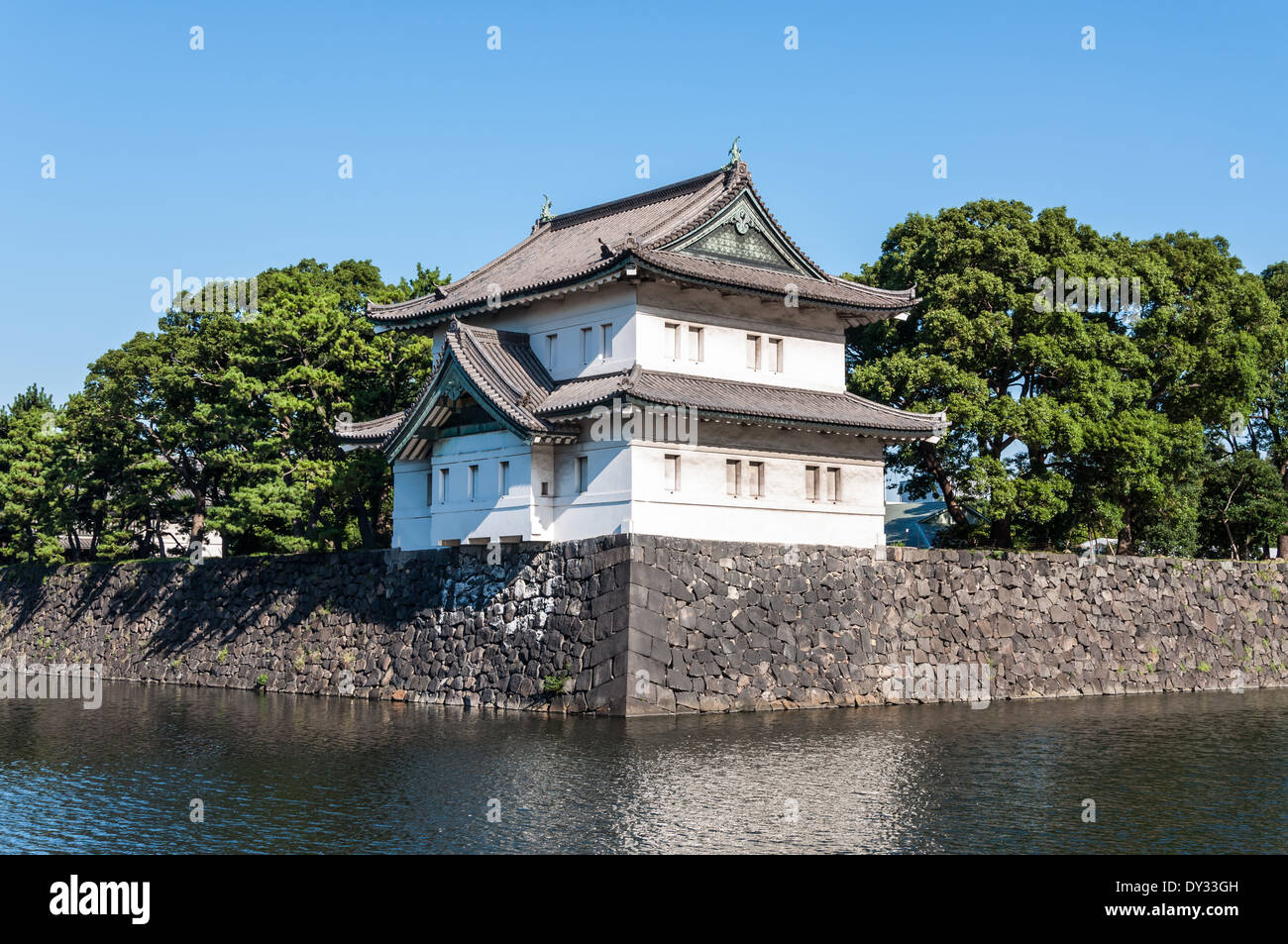 Una delle torri di guardia presso il palazzo imperiale a Tokyo in Giappone. Foto Stock