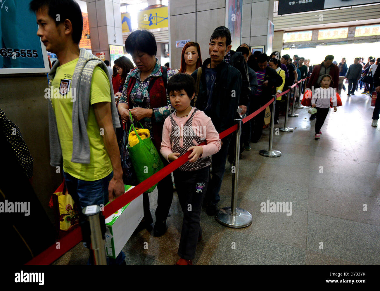 Liuzhou. 5 apr, 2014. Coda di passeggeri a prendere a lunga distanza allenatori di Liuzhou il terminal bus, nel sud della Cina di Guangxi Zhuang Regione autonoma, 4 aprile 2014. Nel Guangxi hanno ricevuto un viaggio il lettore RUSH durante il cinese Qingming tradizionale Festival, o tomba-Giorno di spazzamento, che cade sul 5-7 aprile di quest'anno. © Xinhua/Alamy Live News Foto Stock