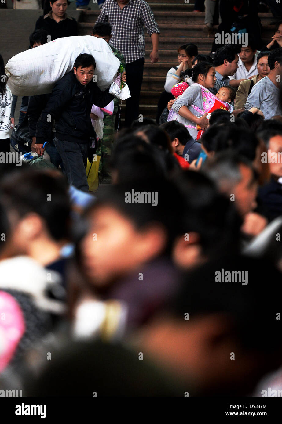 Liuzhou. 5 apr, 2014. Passeggeri attendere per prendere a lunga distanza allenatori di Liuzhou il terminal bus, nel sud della Cina di Guangxi Zhuang Regione autonoma, 4 aprile 2014. Nel Guangxi hanno ricevuto un viaggio il lettore RUSH durante il cinese Qingming tradizionale Festival, o tomba-Giorno di spazzamento, che cade sul 5-7 aprile di quest'anno. © Xinhua/Alamy Live News Foto Stock