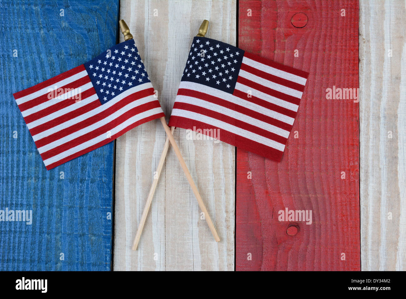 Due bandierine americane su un rosso, bianco e blu dipinto di superficie di legno. Perfetto per il quarto di luglio o il Memorial Day progetti. Foto Stock