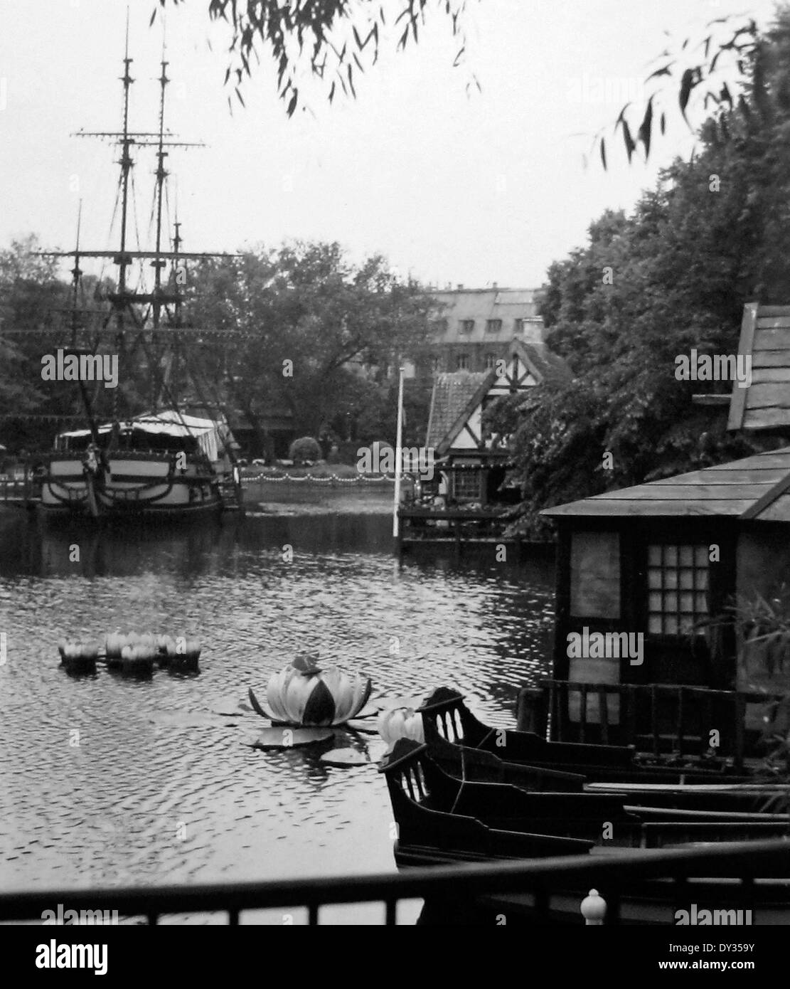 Tivoli Gardens Copenhagen Danimarca negli anni trenta del novecento Foto Stock