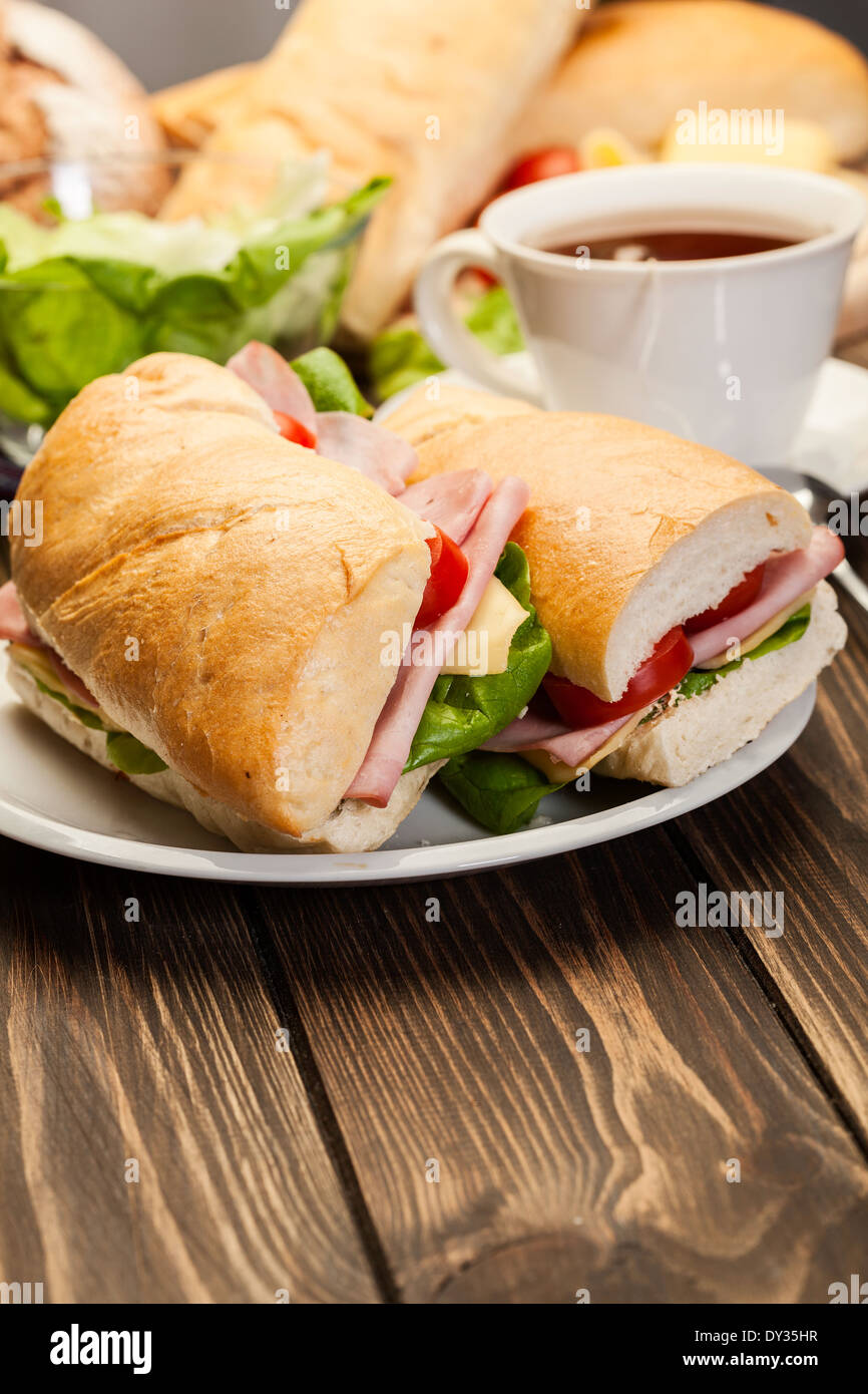 Italian panini sandwich con prosciutto e formaggio e pomodoro Foto Stock