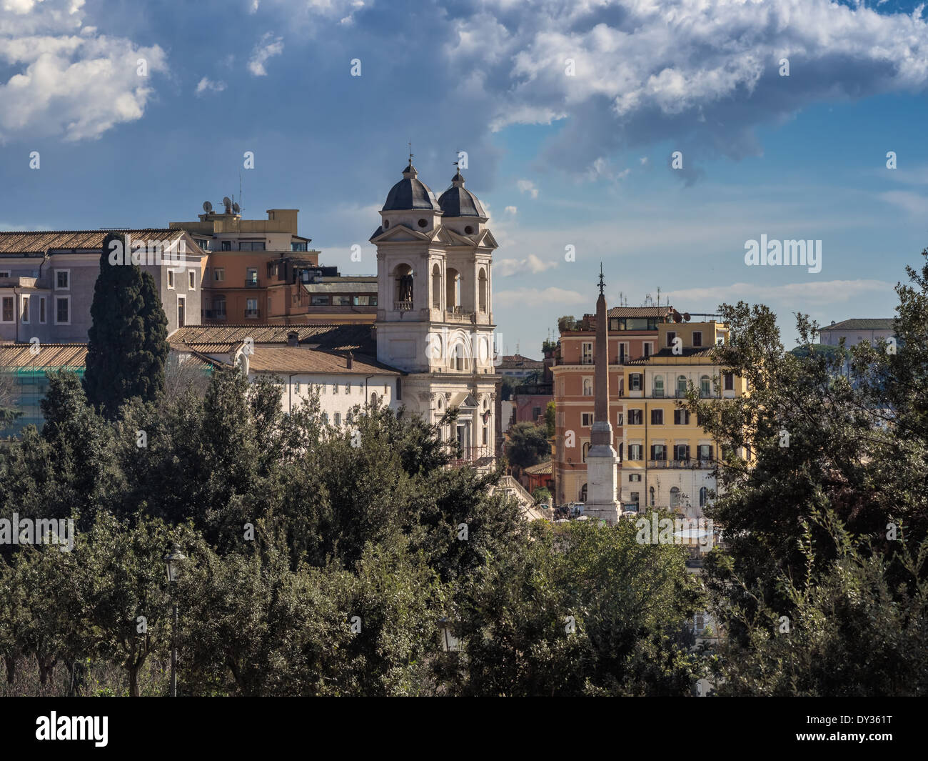 Trinita dei Monti chiesa in cima alla scalinata di Piazza di Spagna a Roma, Italia Foto Stock