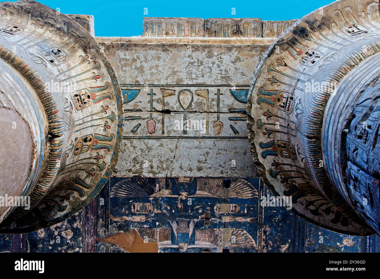 Tempio di Ramses III (1198-1167 A.C. - XX° Dyn.) a Medinet Habu: rilievi sulle colonne nel primo cortile Foto Stock
