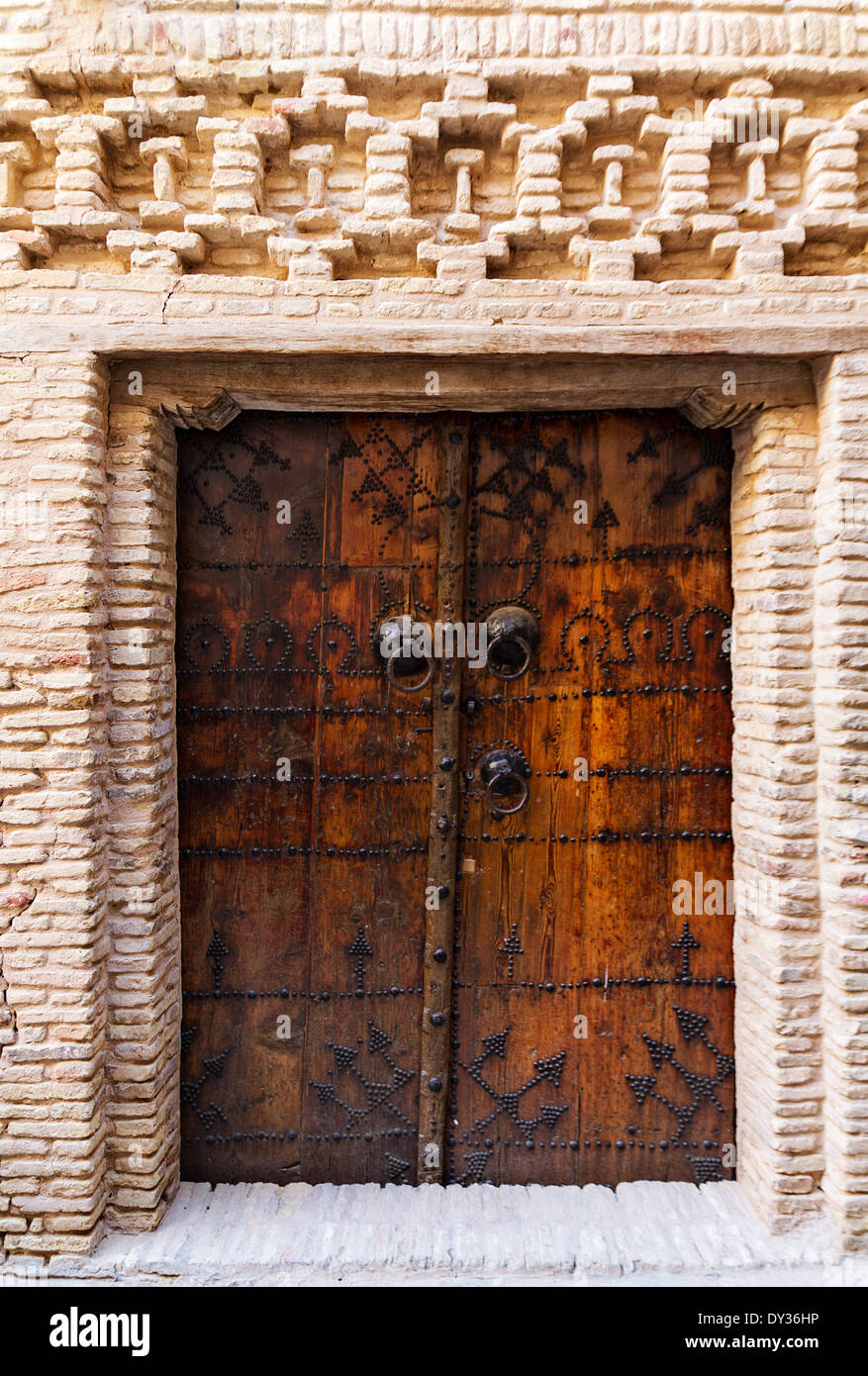 Tradizionale porta con tre battenti (pomelli) nella città vecchia di Tozeur (Medina) un oasi nel deserto del Sahara. Foto Stock