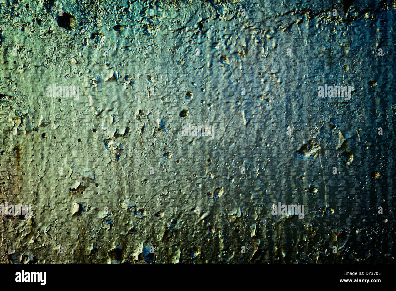 Parete con vernice argento Texture con giallo e blu di riflessione Foto Stock