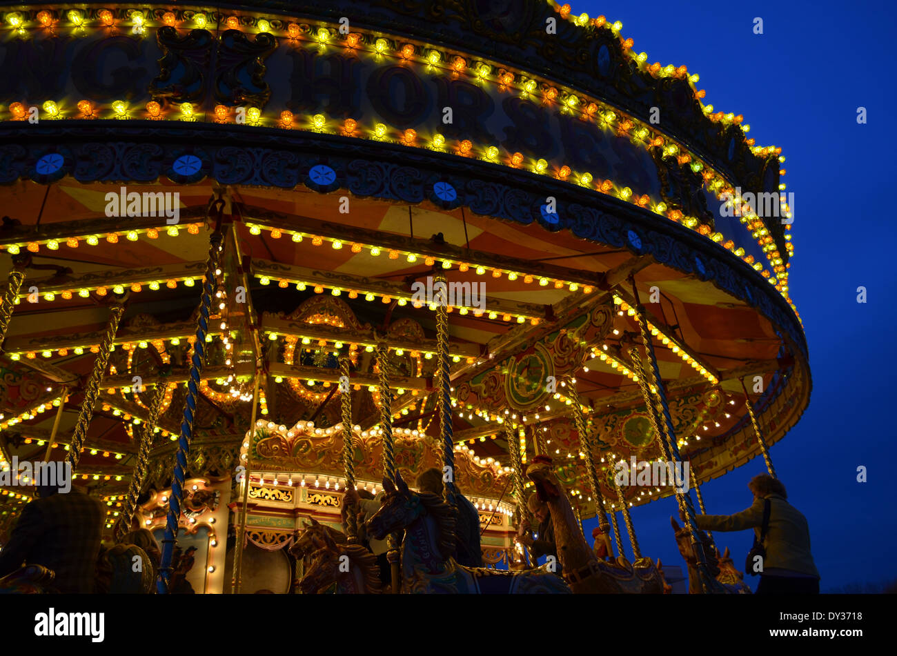 Fiera Merry Go Round di notte. Foto Stock