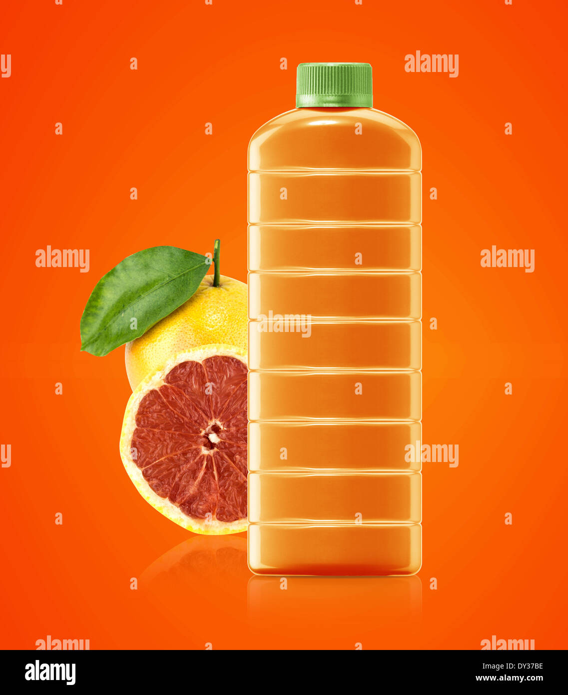 Il succo di pompelmo in un contenitore in plastica caraffa con succo di arancia e foglie su uno sfondo bianco. Foto Stock