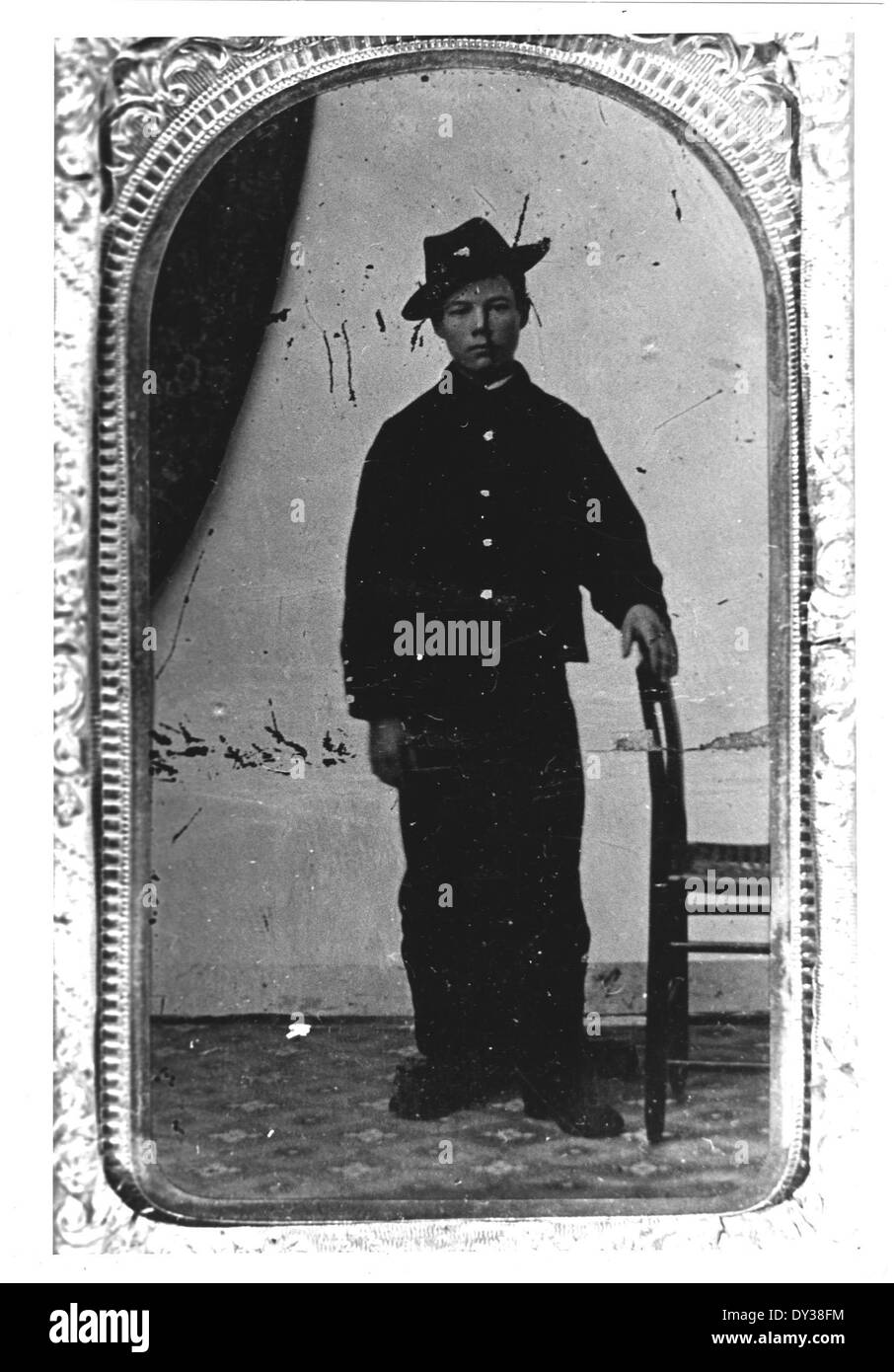 Questa fotografia raffigura un uomo non identificato, potenzialmente dell'epoca della guerra civile americana, anche se non sono disponibili altri dettagli contestuali. Foto Stock